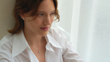 オフィスで身に着けるジュエリー特集｜オフィスカジュアルに合う上品なアイテムを紹介