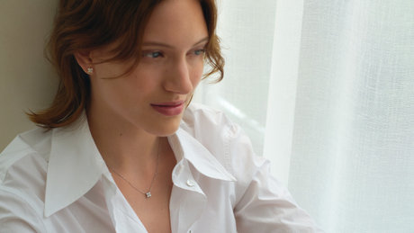 オフィスで身に着けるジュエリー特集